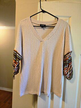 Heyson L off white top with ruched sleeves in multi-print, new without tags